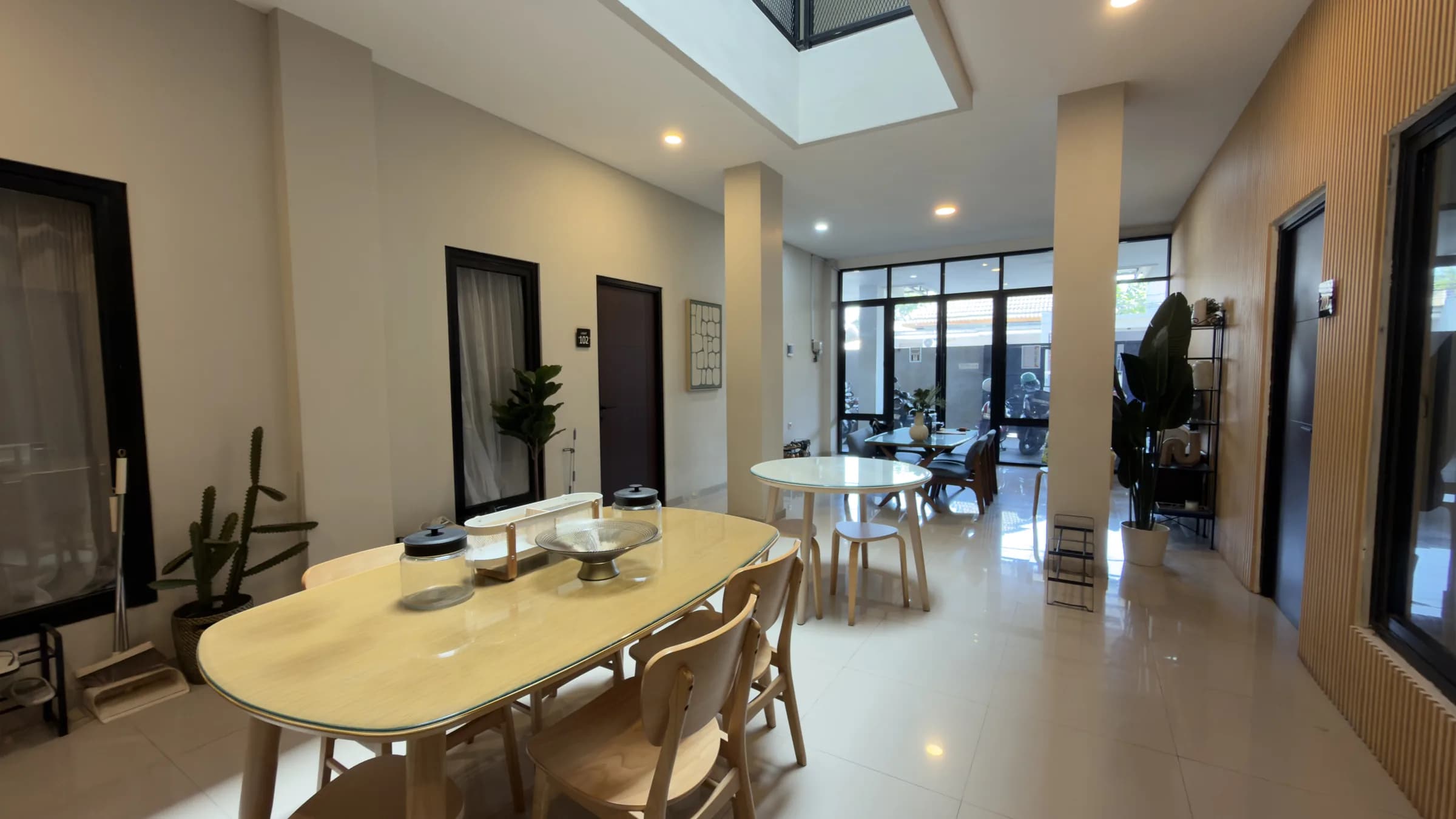 Penghuni menikmati ruang kost
